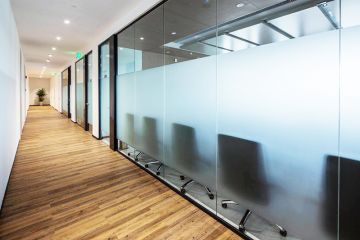 做辦公室玻璃隔斷，到底安裝單層玻璃隔斷好還是雙層玻璃隔斷好