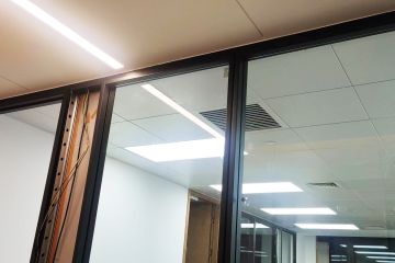 玻璃隔斷材料選擇與比較:鋁合金結(jié)構(gòu)、全鋼結(jié)構(gòu)、內(nèi)鋼外鋁結(jié)構(gòu)