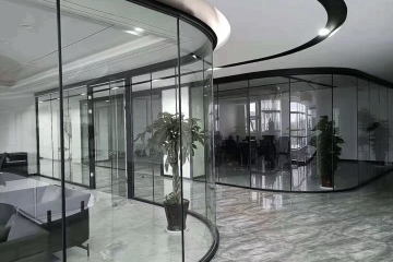 透明空間，盡收眼底—全景玻璃隔斷用什么玻璃材料