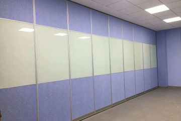 工廠車間做隔斷建議選擇玻璃隔斷和移動(dòng)隔斷的注意事項(xiàng)