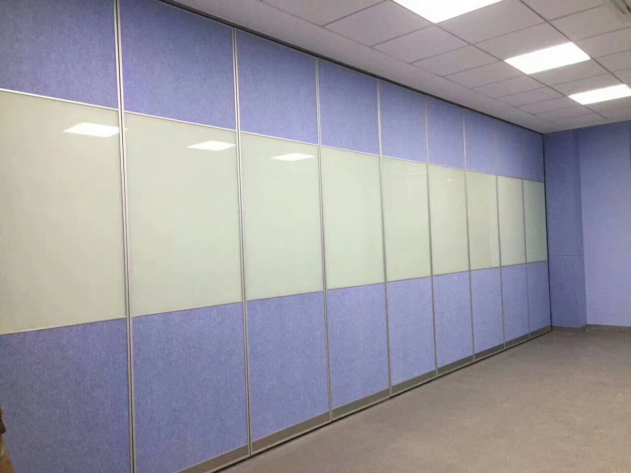 工廠車間做隔斷建議選擇玻璃隔斷和移動(dòng)隔斷的注意事項(xiàng).jpg